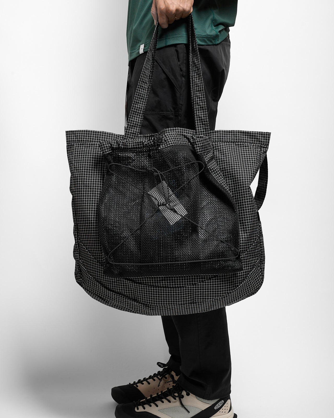 Trail Tote Grid in Black