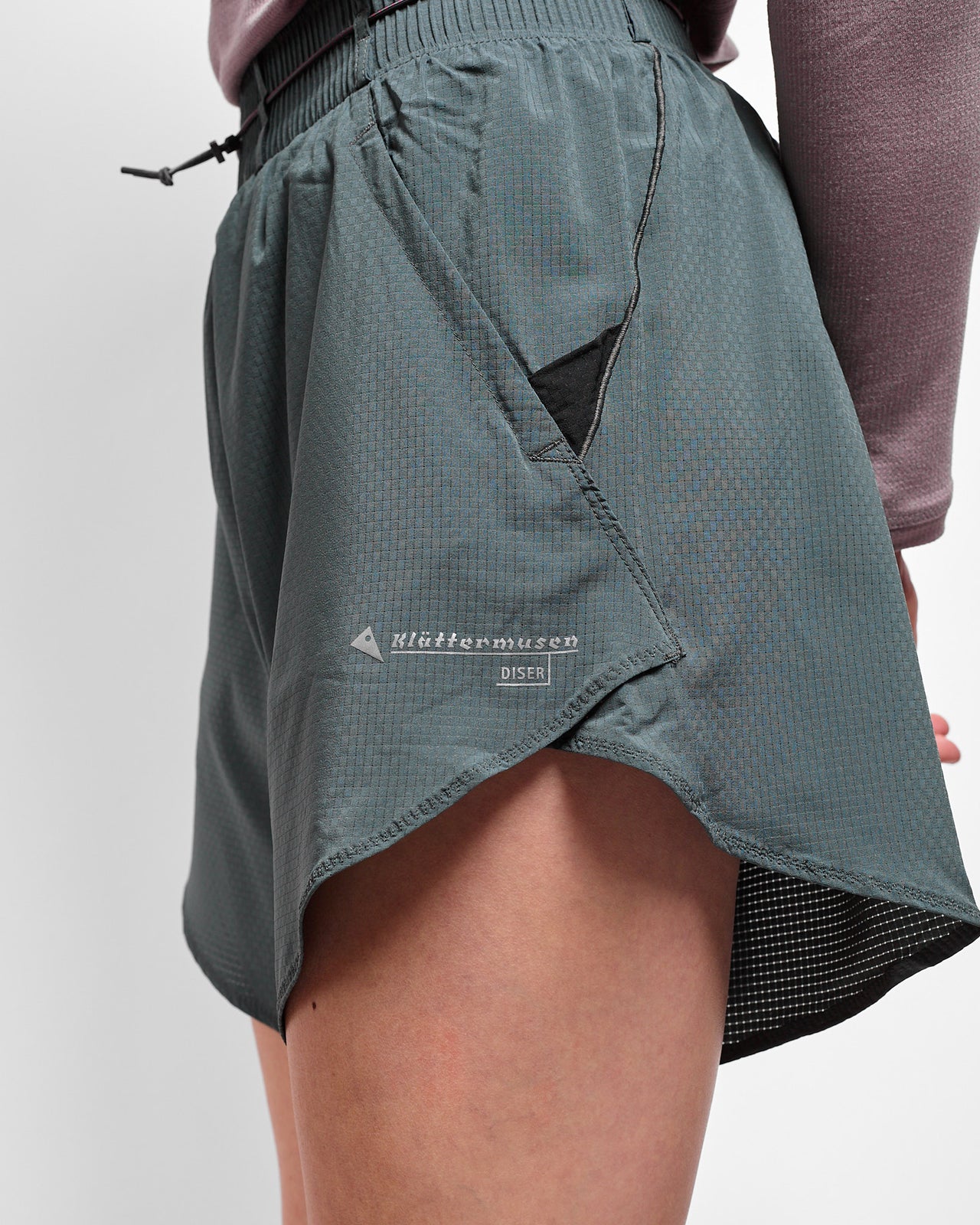 W's Diser Shorts in Dark Teal