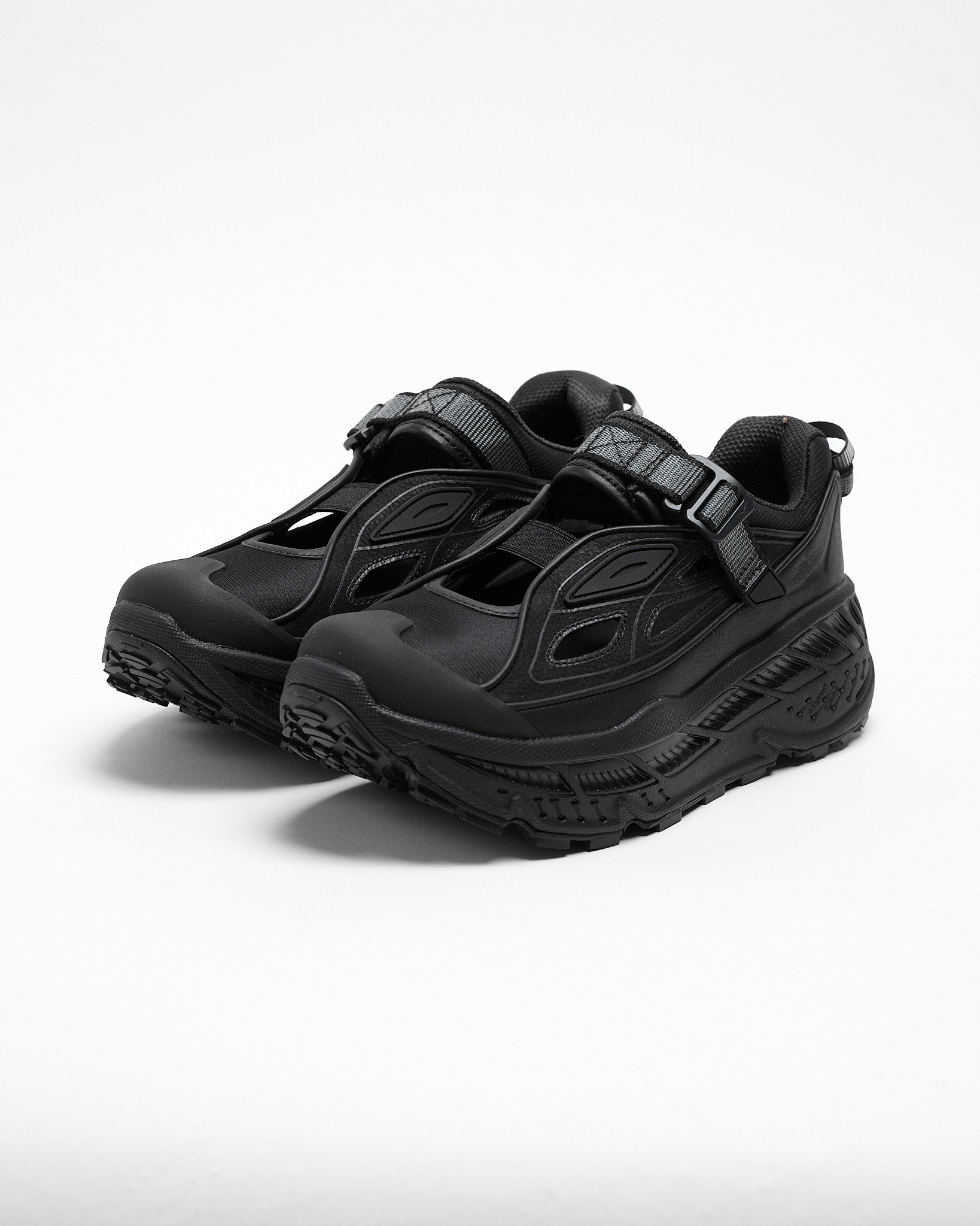 Stinson Breeze in Black/Carbon Black ~ Windthrow
