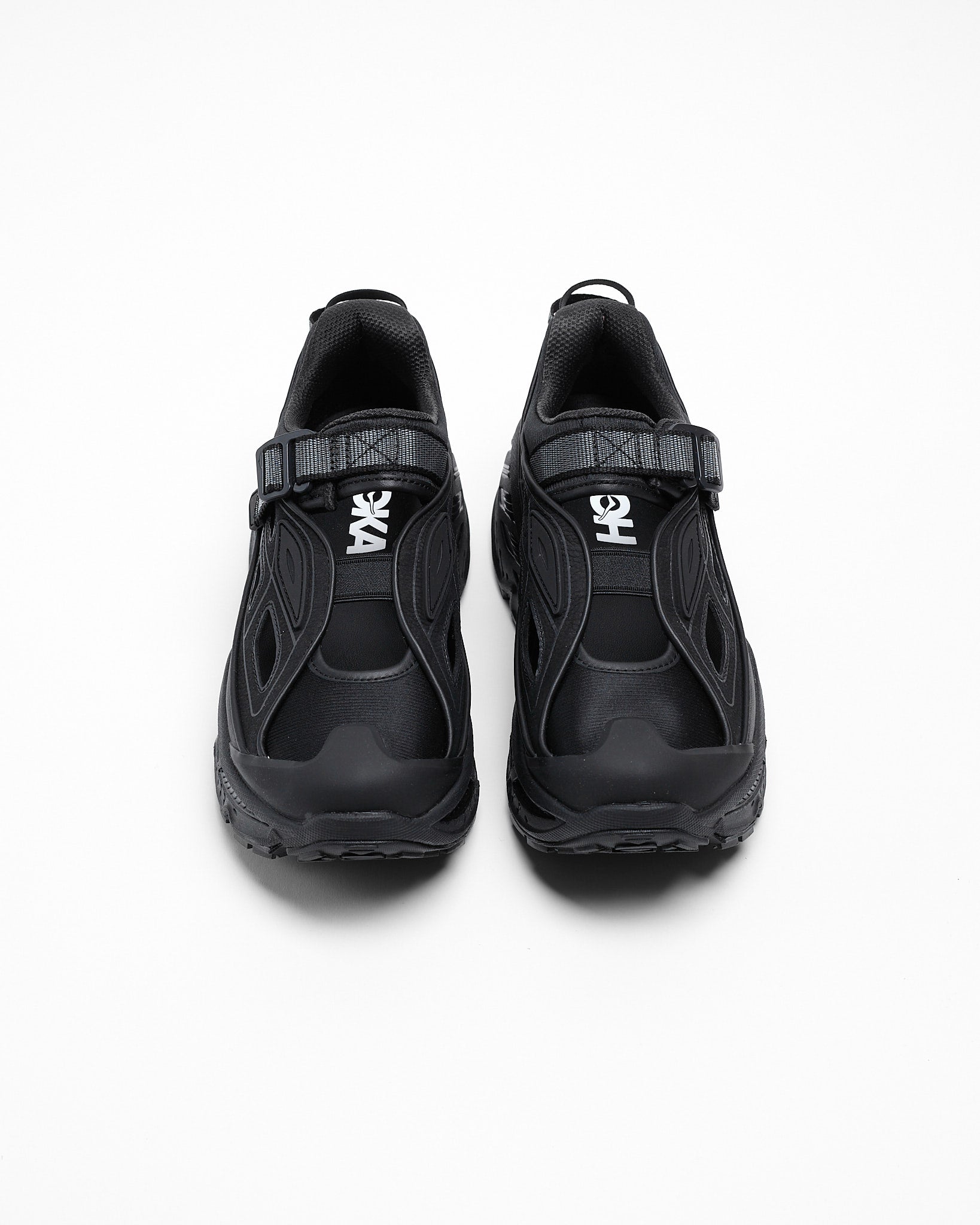 Stinson Breeze in Black/Carbon Black ~ Windthrow