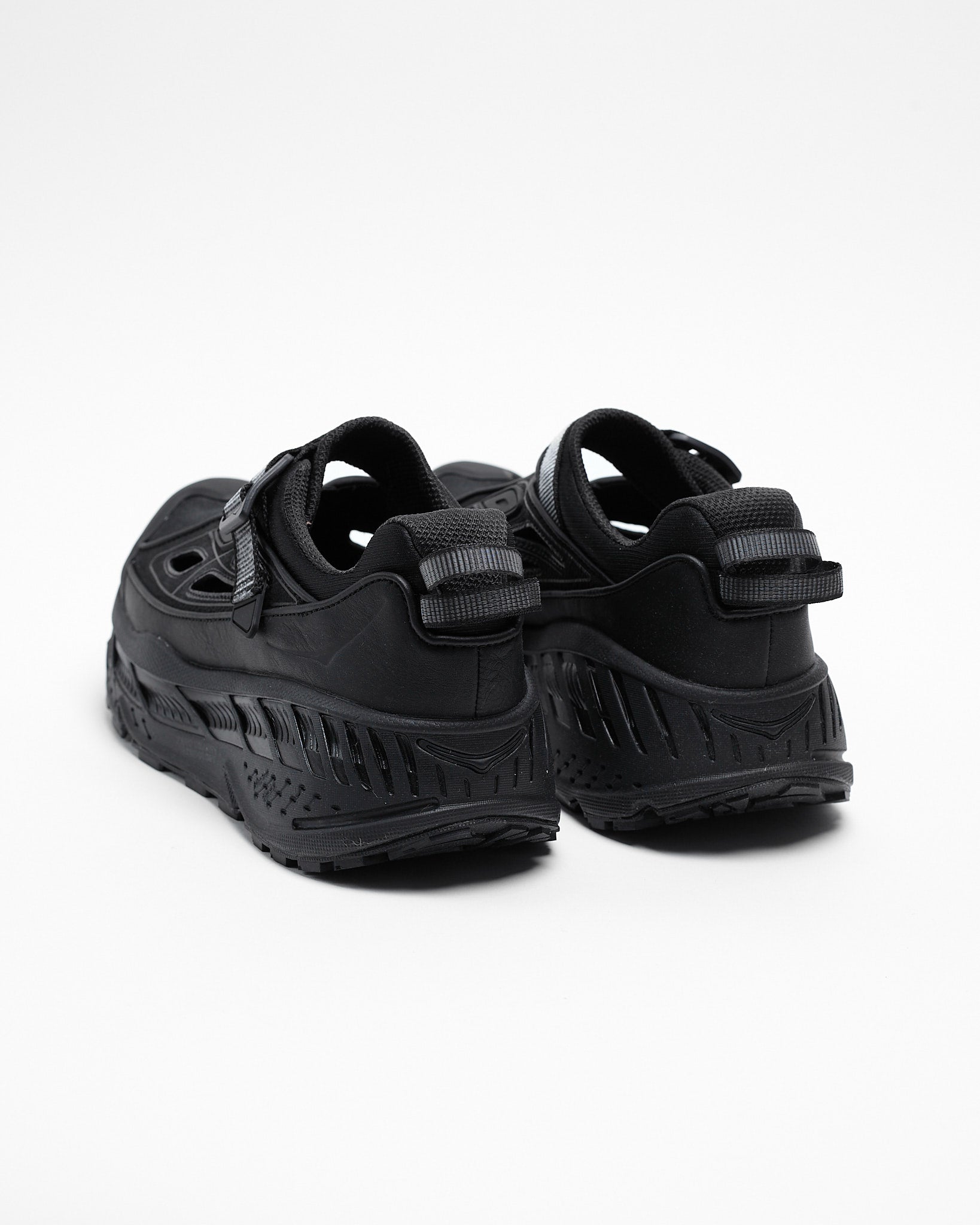 Stinson Breeze in Black/Carbon Black ~ Windthrow
