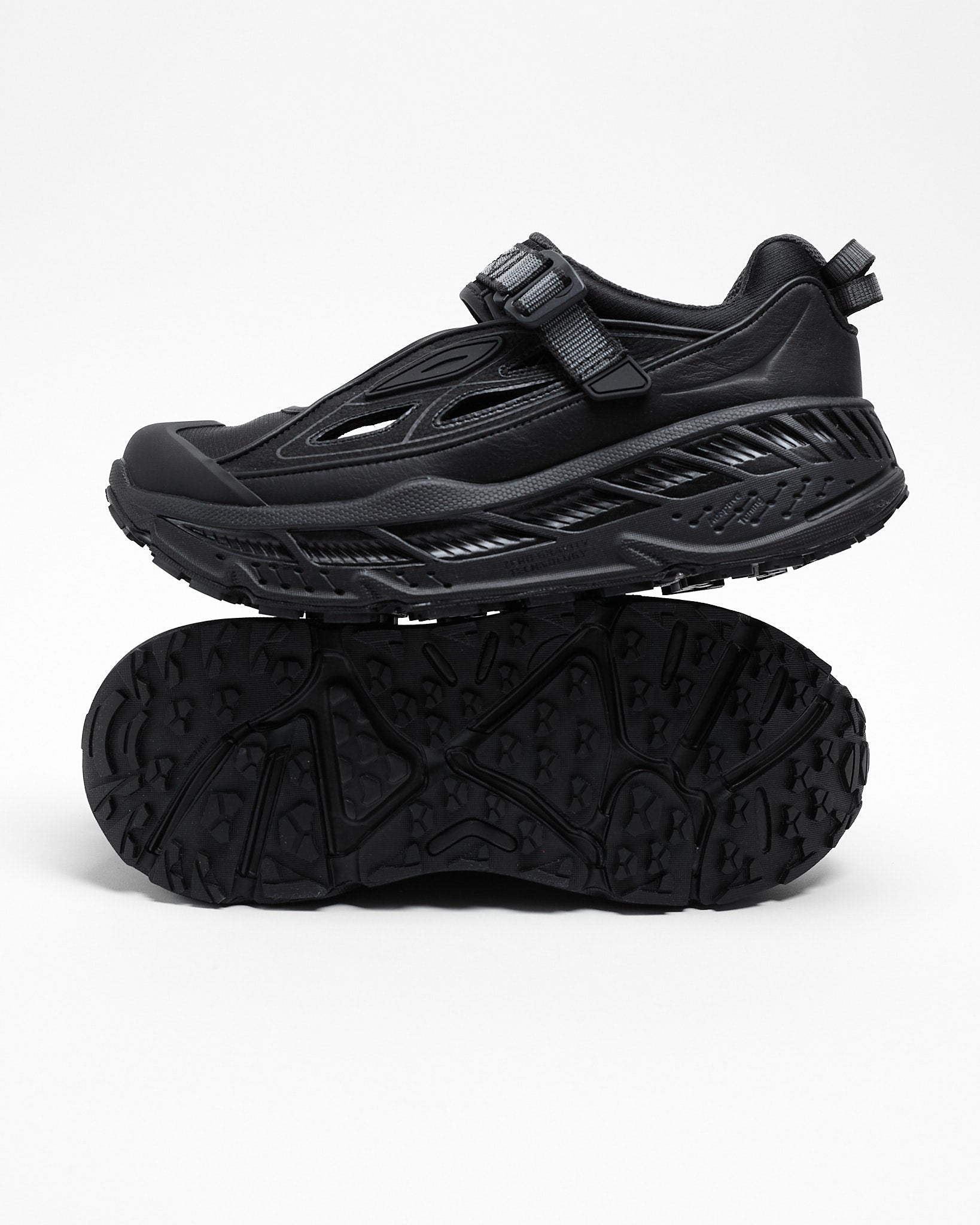 Stinson Breeze in Black/Carbon Black ~ Windthrow