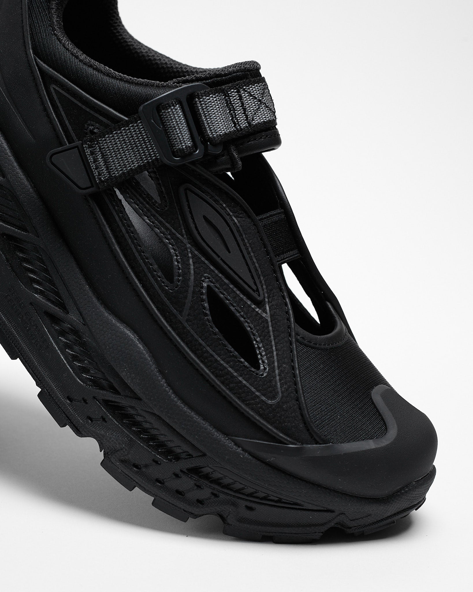 Stinson Breeze in Black/Carbon Black ~ Windthrow