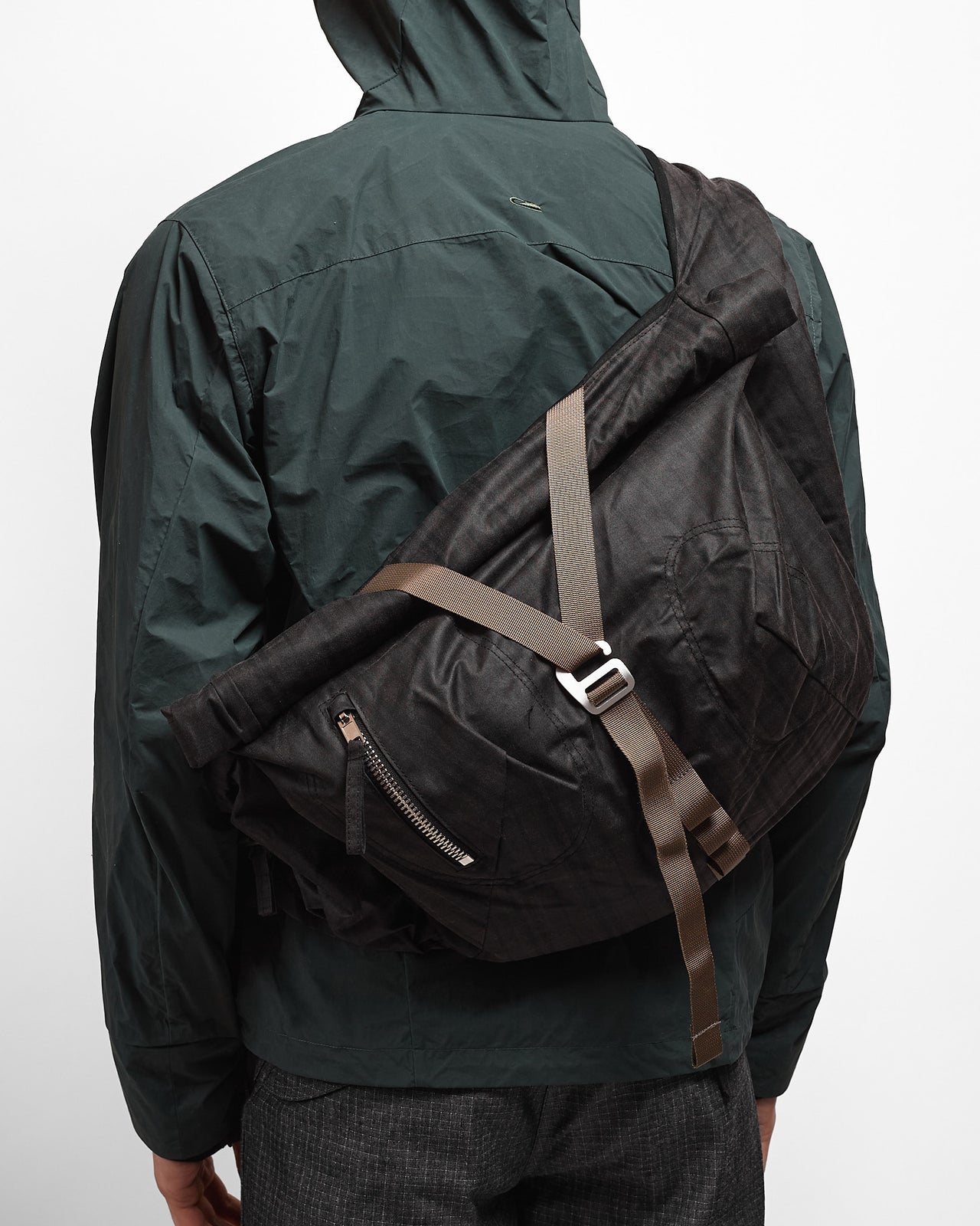 Bubble-Roll Wax Messenger Bag in Grey Plaid