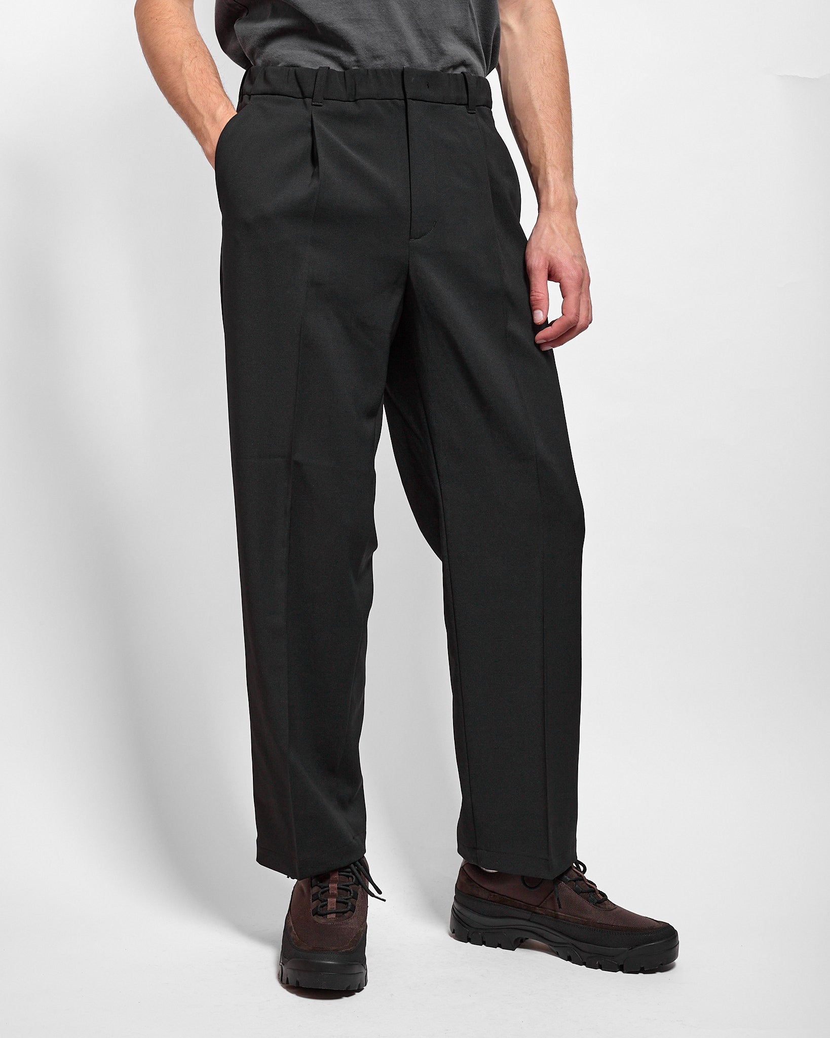One Tuck Straight Pants in Black ~ Windthrow