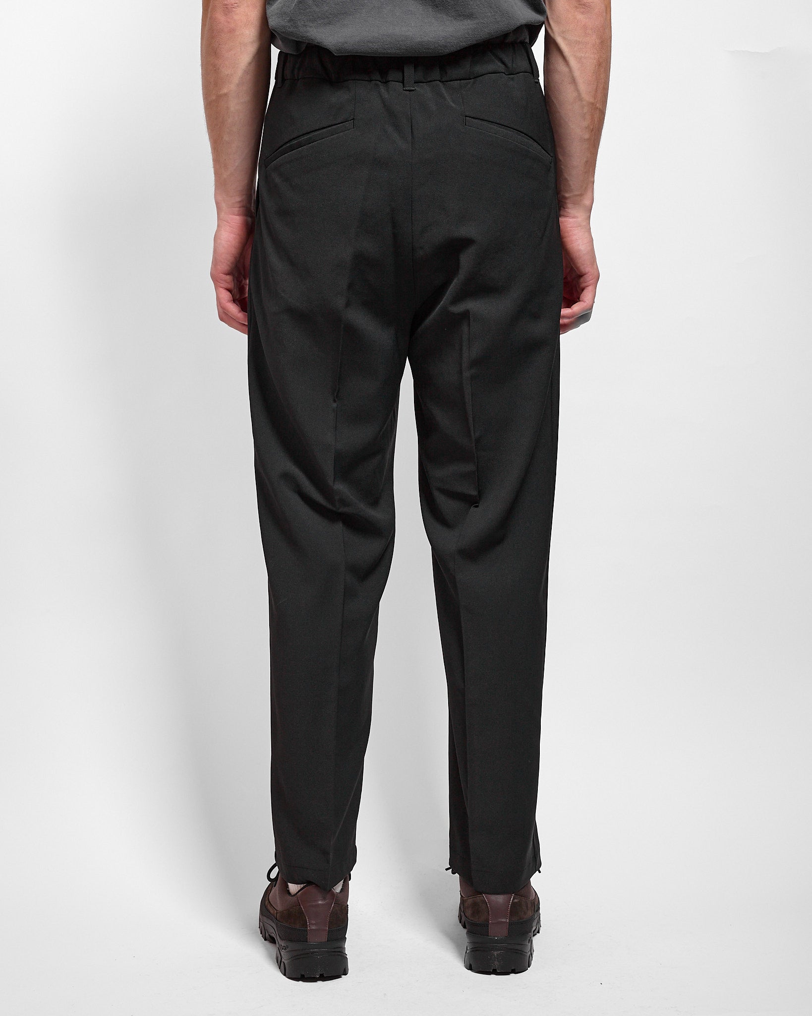 One Tuck Straight Pants in Black ~ Windthrow
