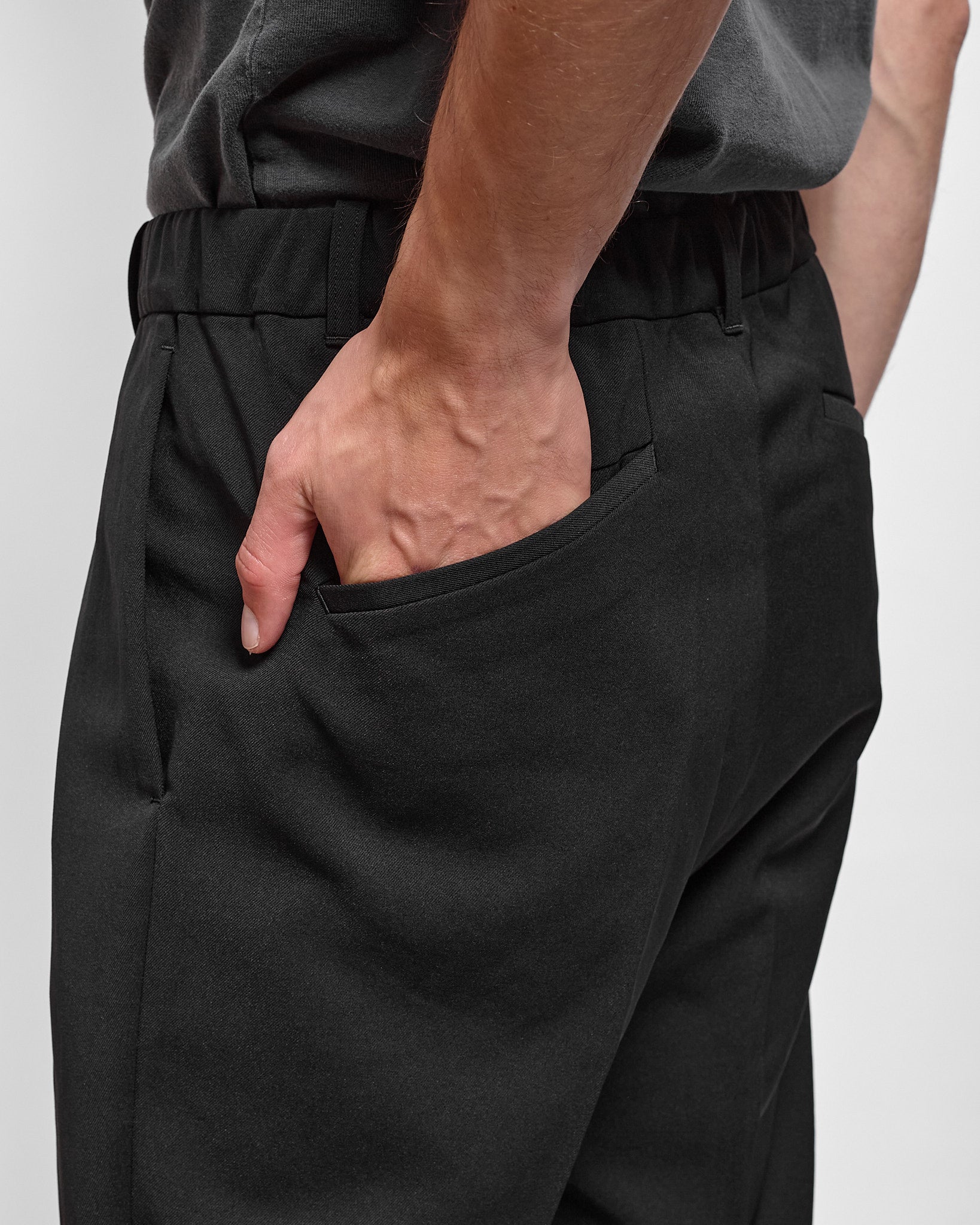 One Tuck Straight Pants in Black ~ Windthrow