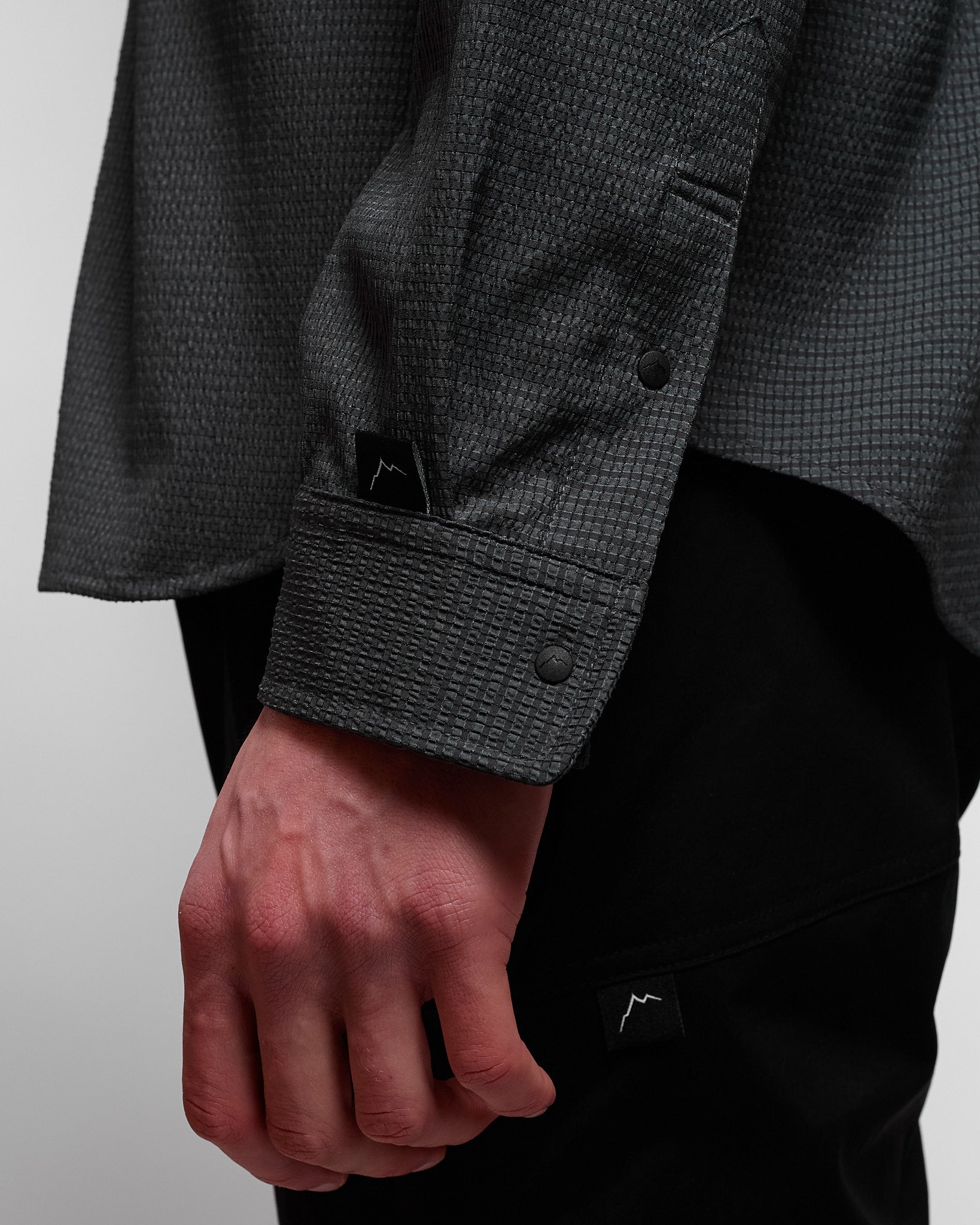 Flow Seersucker Shirt in Charcoal ~ Windthrow
