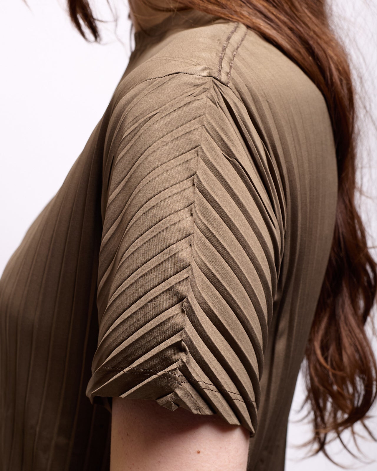 W's AuraLite™ Pleated T-Shirt in Olive