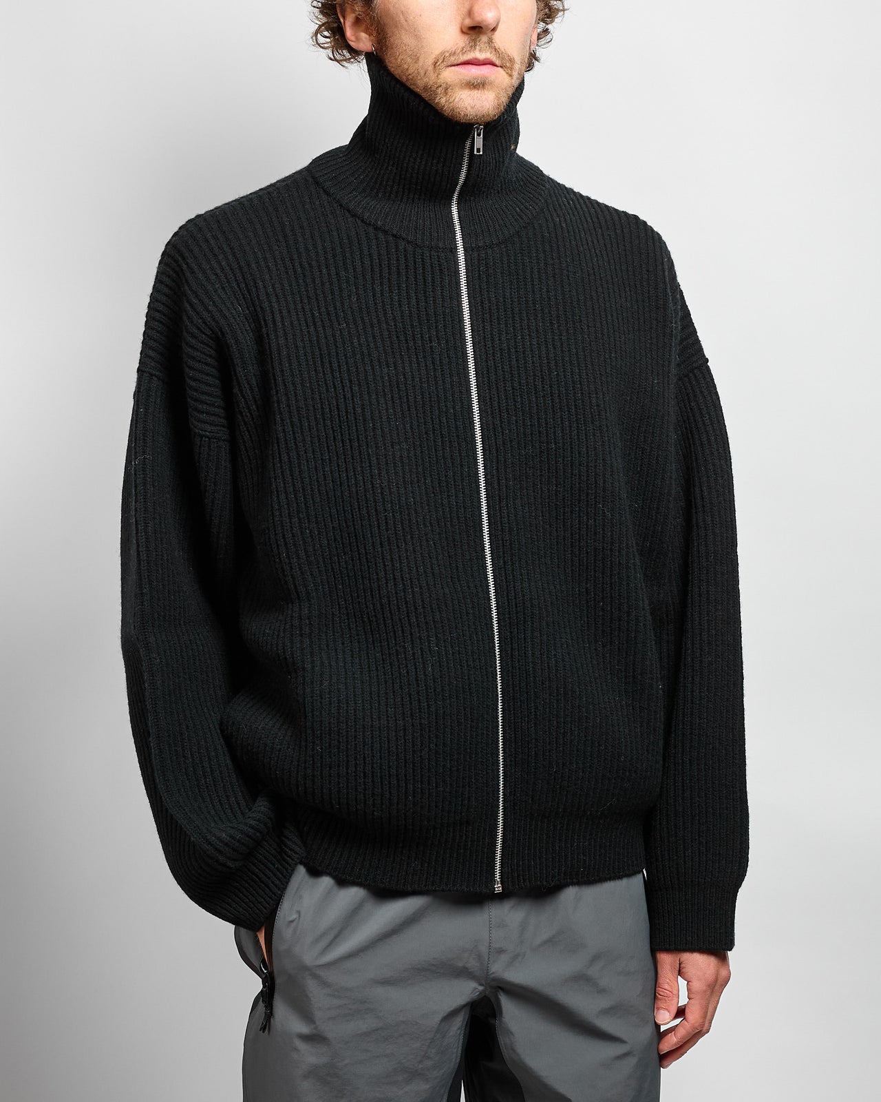 Vonarstræti Zipped Sweater in Black