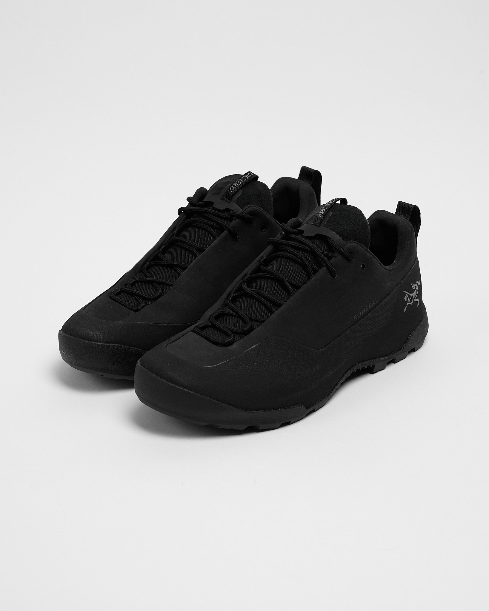 Konseal in Black/Black ~ Windthrow