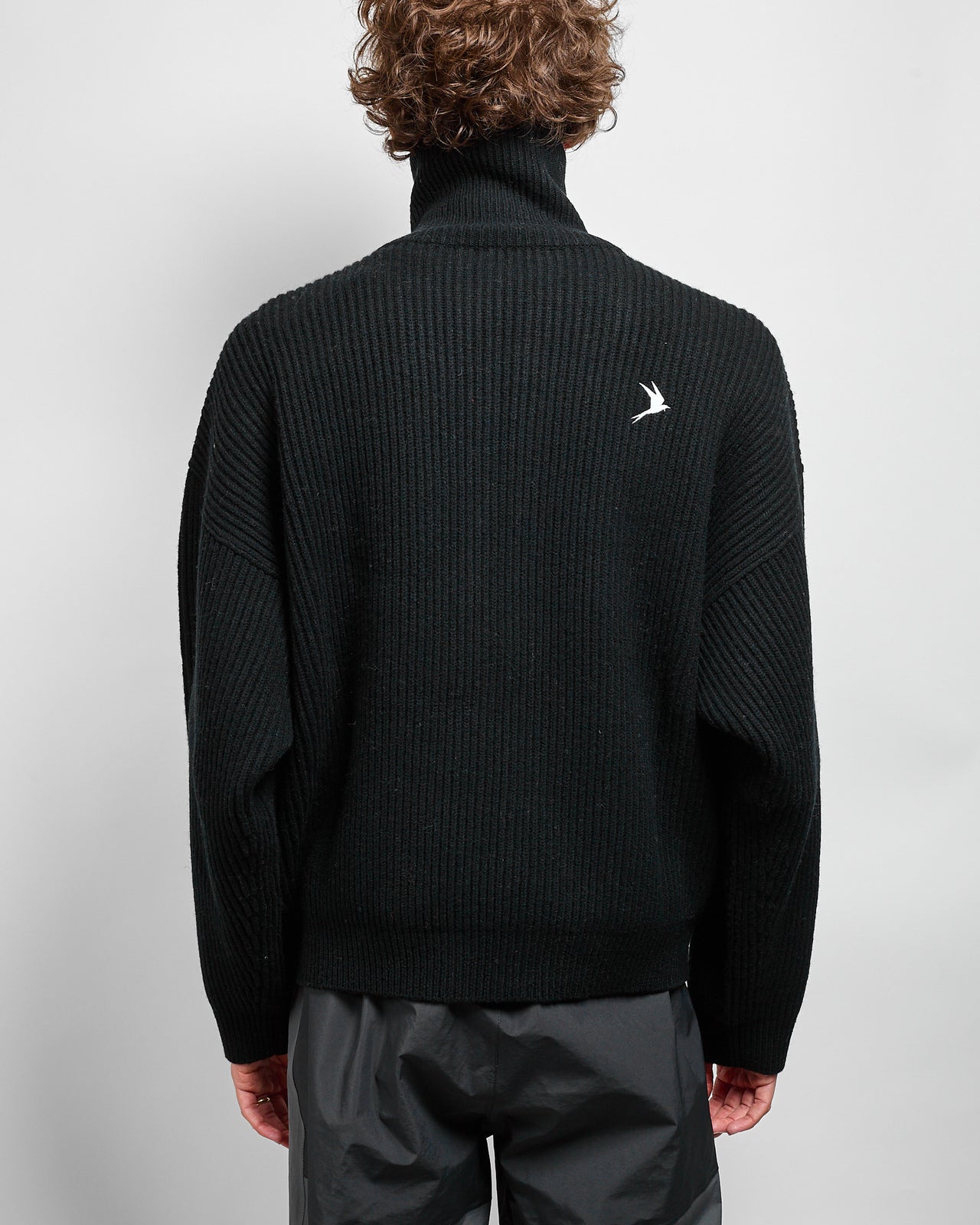 Vonarstræti Zipped Sweater in Black
