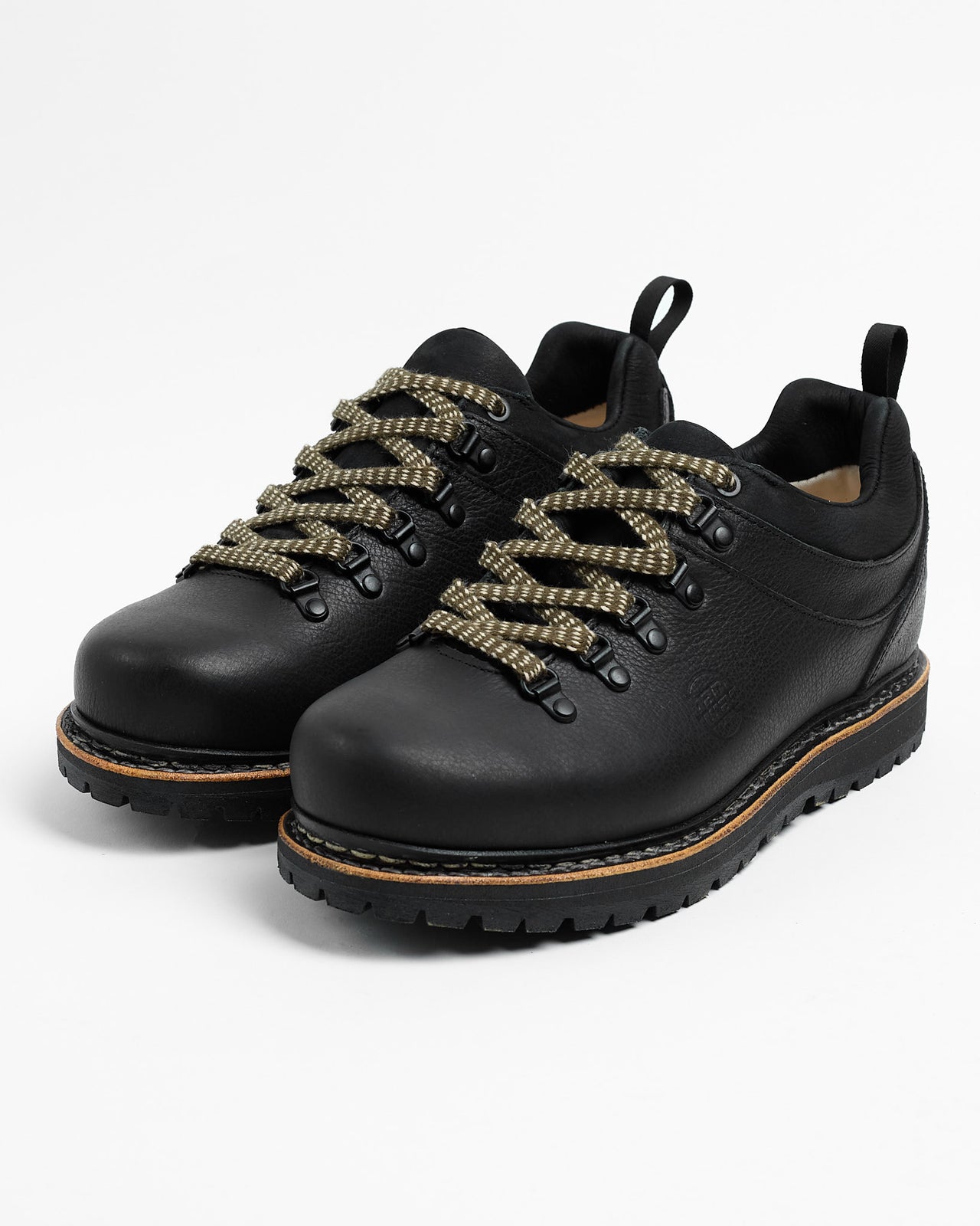 Tashi Low in Schwarz/Black